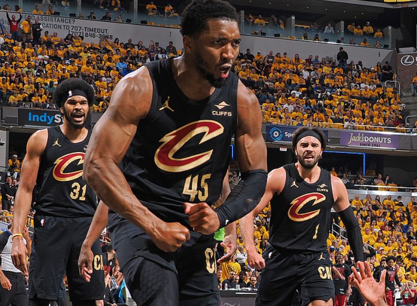 尼日利亚男篮碾压雄鹿B队，米切尔惊艳世界