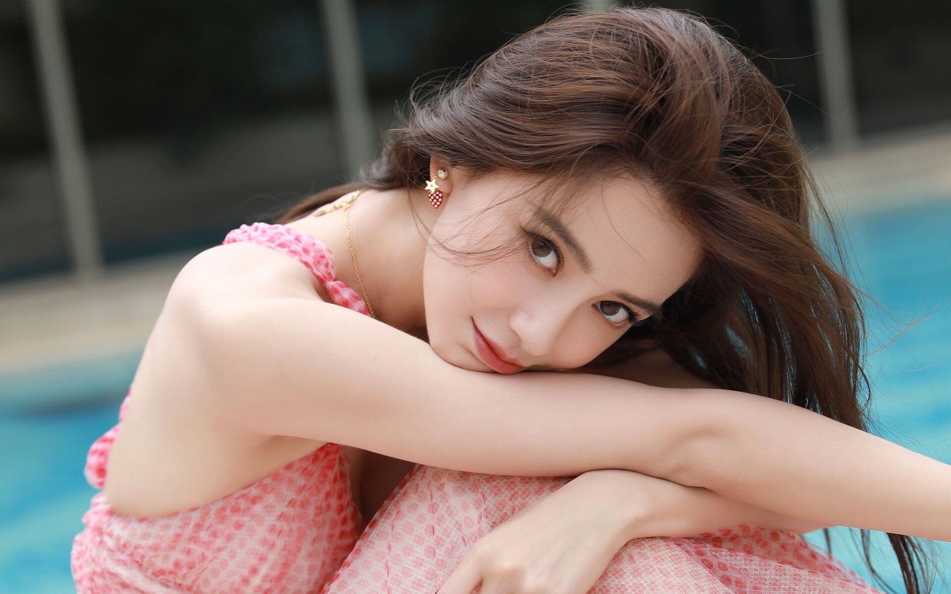 当引擎的轰鸣遇见足球的叹息，直布罗陀海峡畔的双重意外